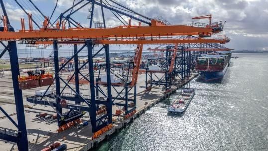 Containerterminal met kranen, schepen en kade-infrastructuur in de haven