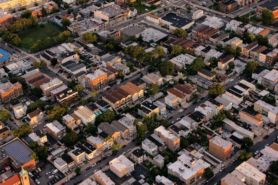 Luchtfoto van een dichtbebouwde stadswijk met woningen, straten en groen
