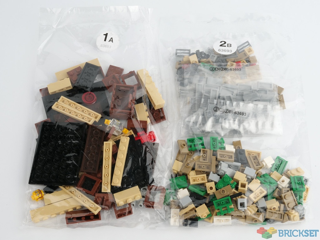 Twee doorzichtige plastic zakken met kleurrijke plastic bouwsteentjes, een voorbeeld van alledaagse verpakkingen.